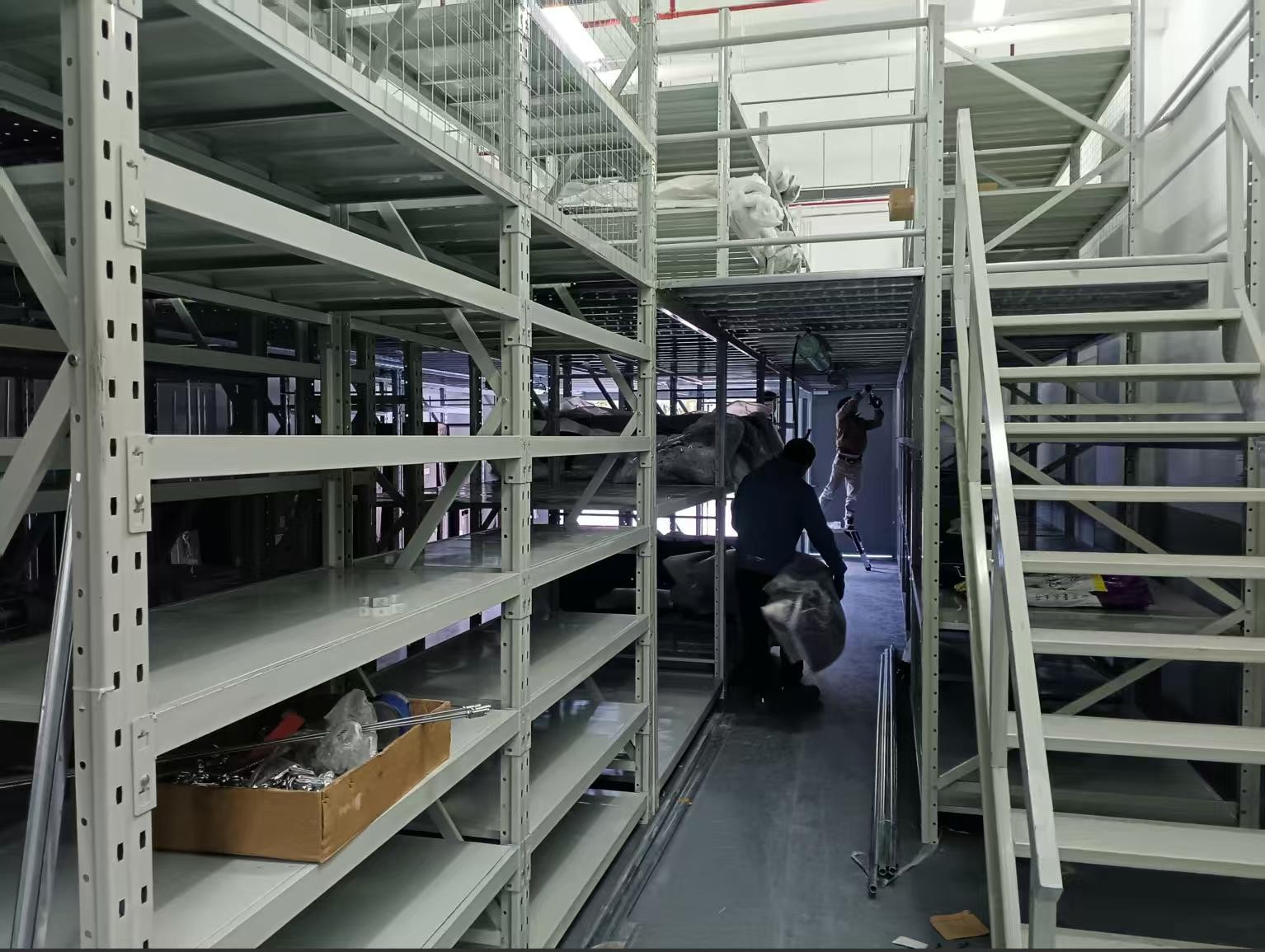 专业仓储货架定制｜解锁空间价值，赋能小鹏4S店高效仓储升级