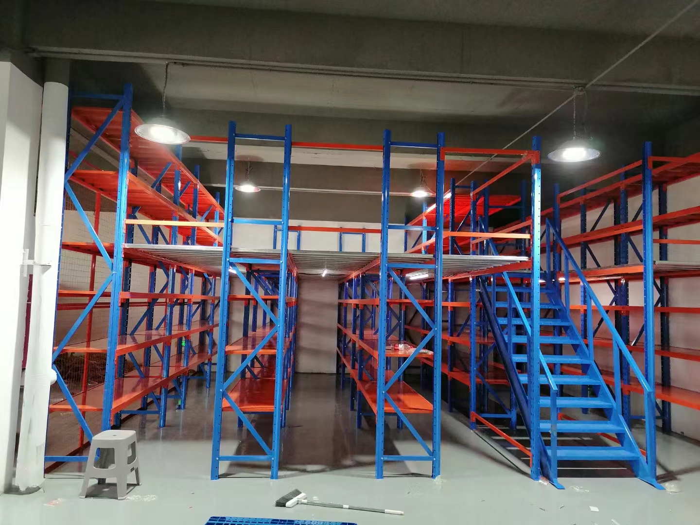 汽配行业仓库扩容秘籍：阁楼式货架选型与布局全攻略